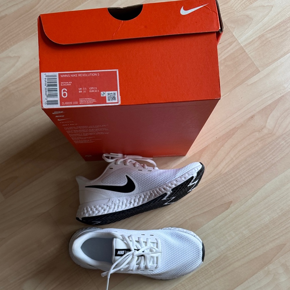 Nike White and Black Women's Running Shoes
